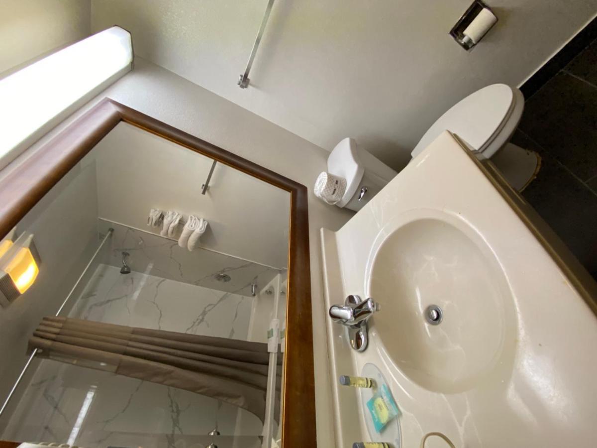 Skylight - Cleveland Mentor Motel 2*